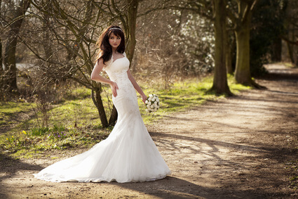 Braut mit Vintage Hochzeitskleid