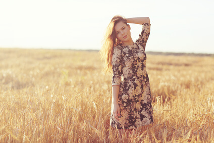 Vintage Kleid Frau auf Feld im Sommer