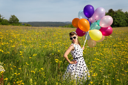 Frau mit Vintage Kleid und Luftballons